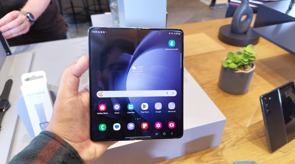 Hiểu Lầm Phổ Biến Về Cáp Gập Galaxy Z Fold 5 Mà Rất Nhiều Người Mắc Phải