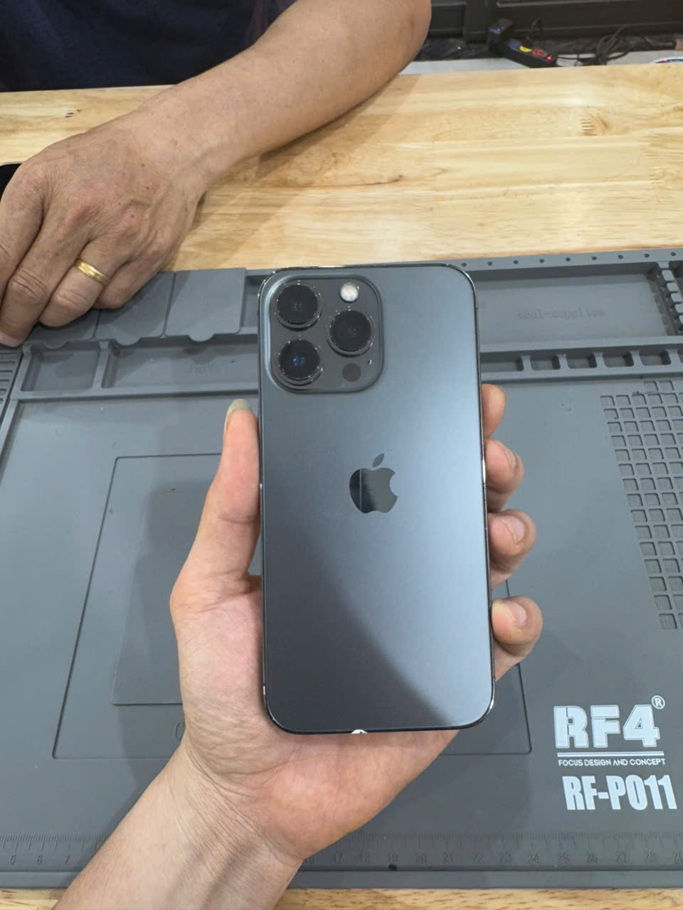 Câu Dây Đồng Hay Thay Màn Hình Khi iPhone 14 Bị Xanh?