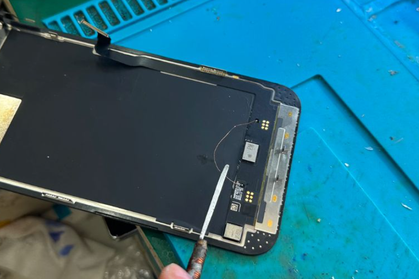 Câu Dây Đồng Hay Thay Màn Hình Khi iPhone 14 Bị Xanh?