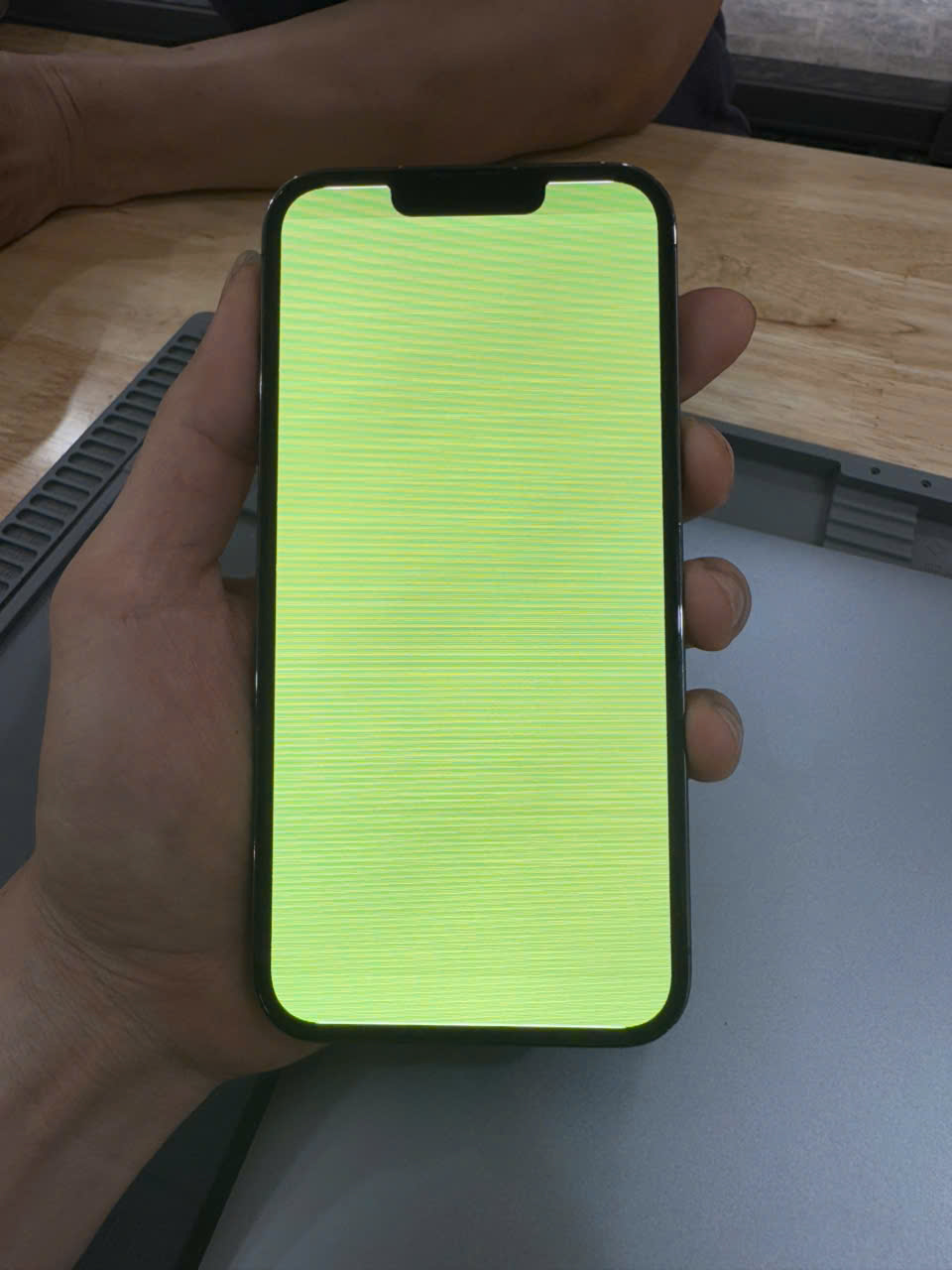 iPhone 13 Pro Max Bị Xanh Trắng Màn – Ép Cáp Màn Hình Là Giải Pháp Tối Ưu