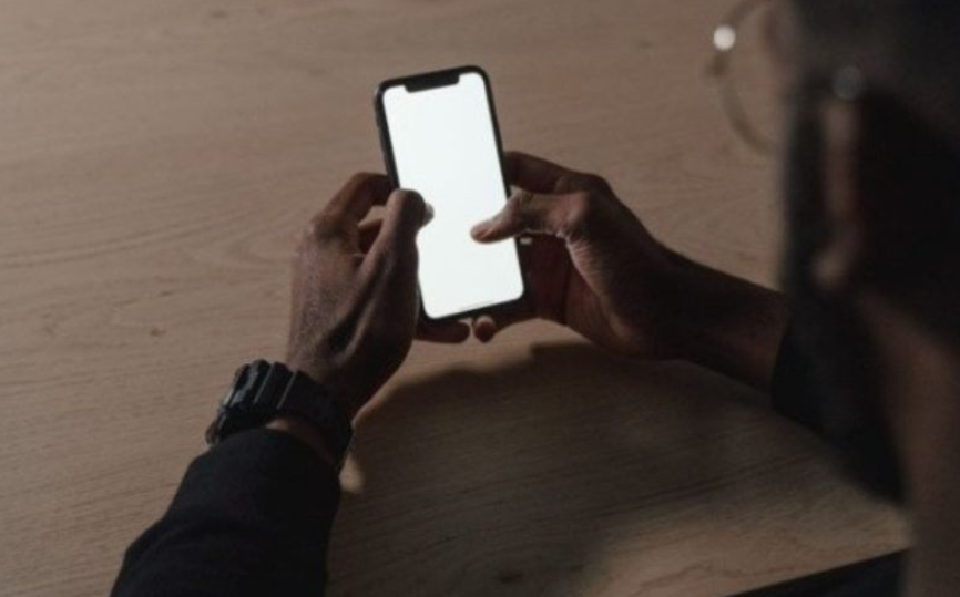 Lỗi Trắng Màn iPhone Có Thể Do Cáp Màn Hình – Cần Ép Lại, Không Phải Thay Mới!