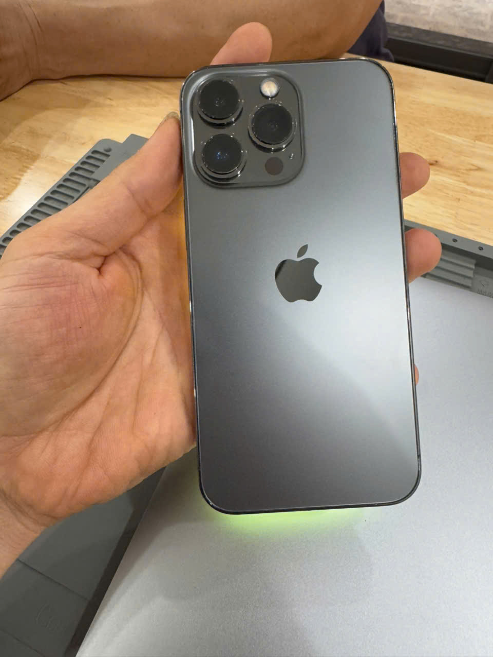 Màn Hình iPhone Bị Xanh/Trắng Có Phải Thay Mới Không?