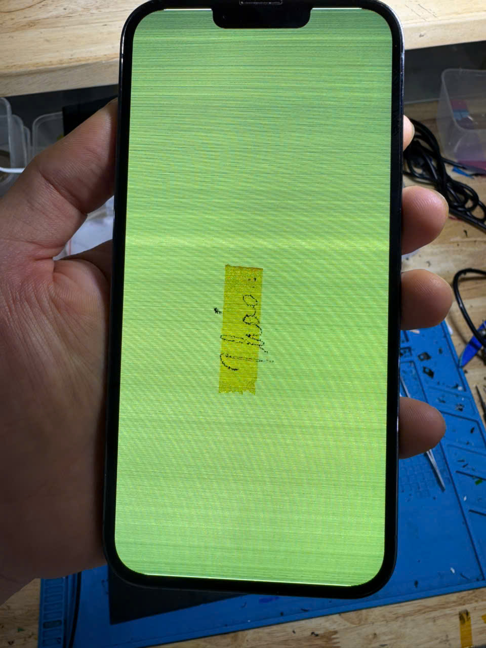 Tại sao Nên Ép Cáp Màn Thay Vì Thay Màn Hình Khi iPhone Bị Lỗi Xanh Trắng?
