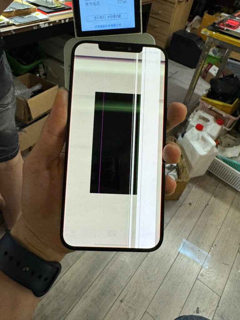 Vì Sao iPhone Bị Màn Hình Xanh Trắng? Nguyên Nhân Từ A-Z