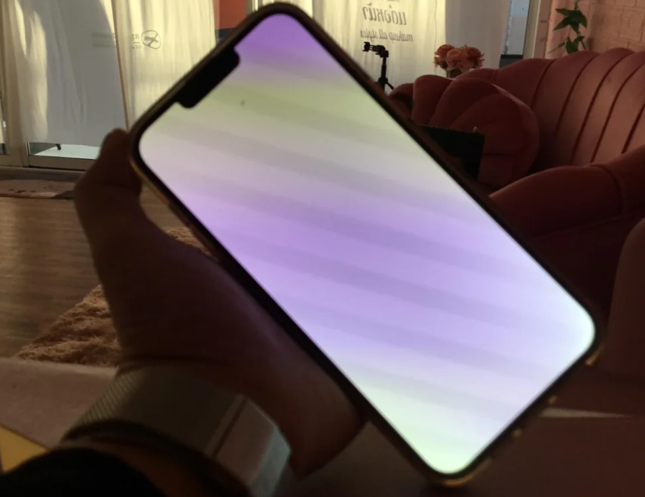 Sửa iPhone Lỗi Màn Hình Xanh Tại Hà Nội Giá Bao Nhiêu?