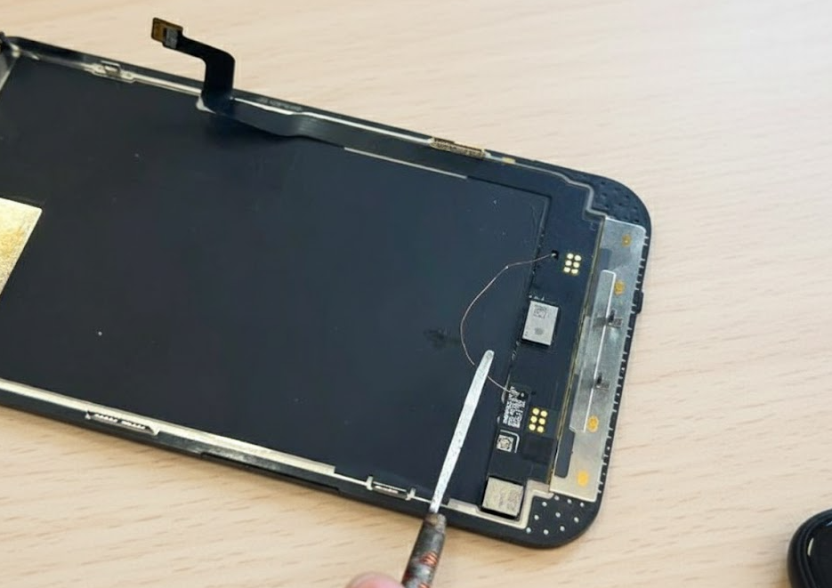 Câu Dây Đồng Không Phải Là Ép Cổ Cáp – Giải Đáp Hiểu Lầm Khi Sửa iPhone Màn Hình Xanh