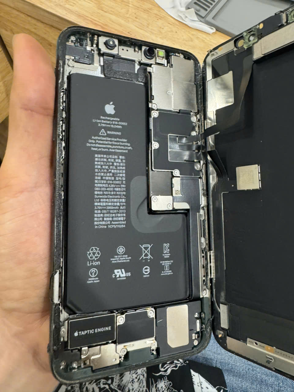 Ép Cổ Cáp Màn Hình iPhone Xs Max Có Đắt Không?