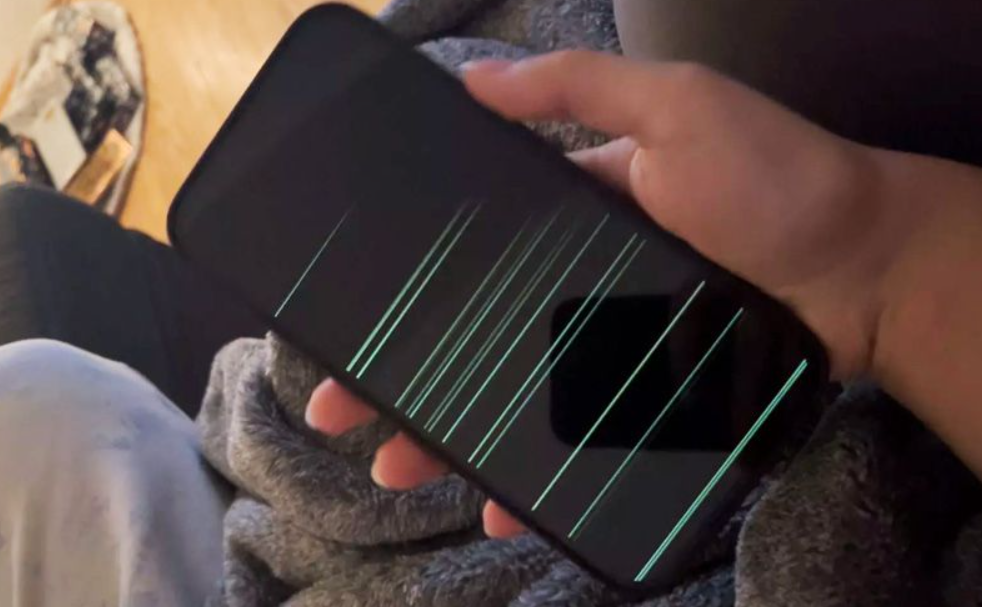 iPhone Bị Sọc Xanh Màn Sau Khi Rơi, Va Đập – Có Cần Thay Màn Hình Mới?