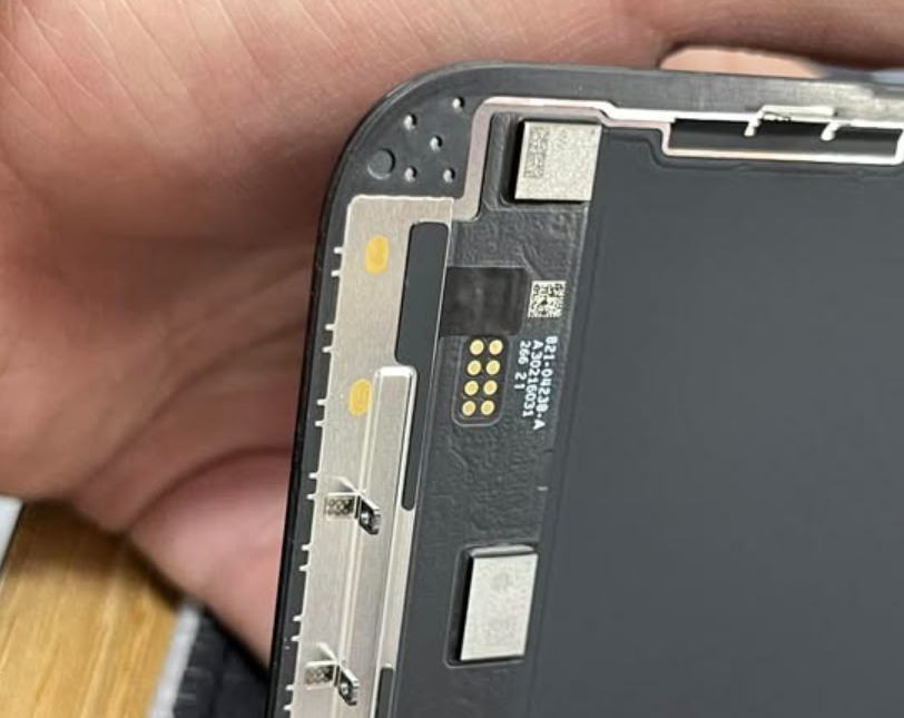 Mtech24h Sử Dụng Máy Ép Cổ Cáp – Chuẩn Công Nghệ Cao Cho Màn Hình iPhone Đời Mới