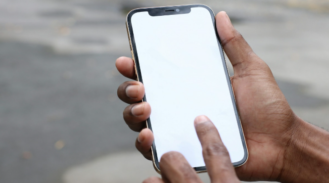 Sửa Lỗi iPhone Bị Màn Hình Trắng Tại Mtech24h – Ép Cáp Chuẩn Máy Ép Cổ, Bảo Hành Dài Lâu