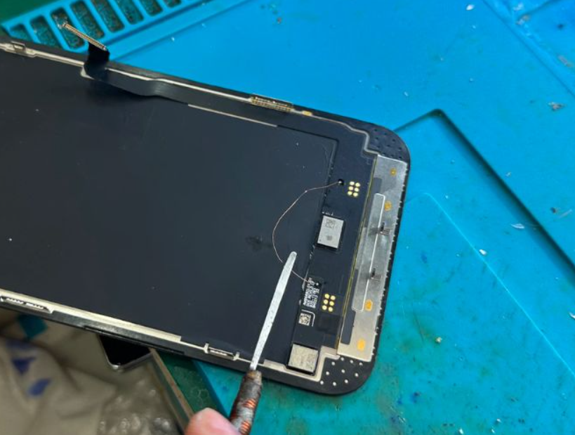 Nên Làm Gì Khi iPhone Bị Xanh Màn?