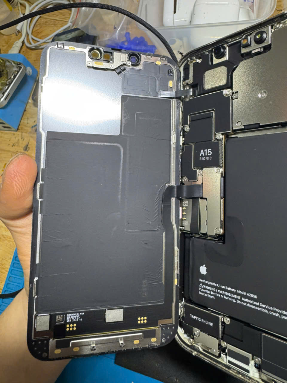 Chi Phí Ép Cáp Màn Hình iPhone 15 Có Đắt Không?