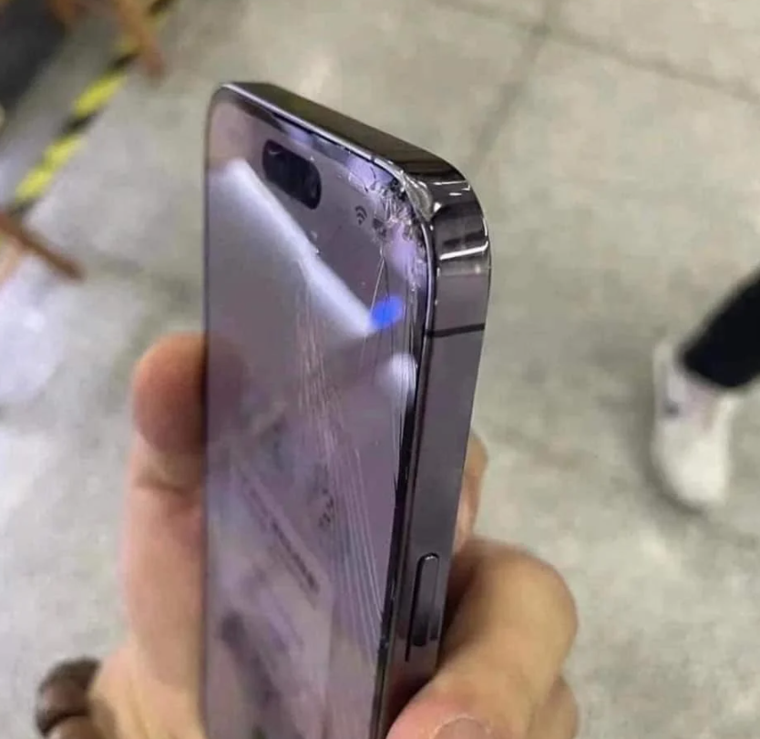 Màn Hình iPhone 14 Pro Max Bị Xanh Sau Khi Va Đập: Chuyện Gì Đã Xảy Ra?